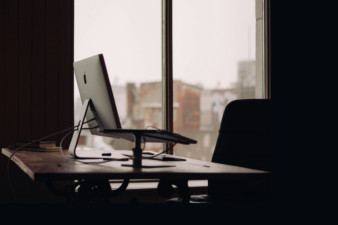 Luke Chesser - Unsplash - person at the next desk moves on